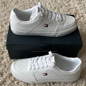 💐NEW IN BOX💐 Tommy Hilfiger Womens Lelini Sneakers - size 7